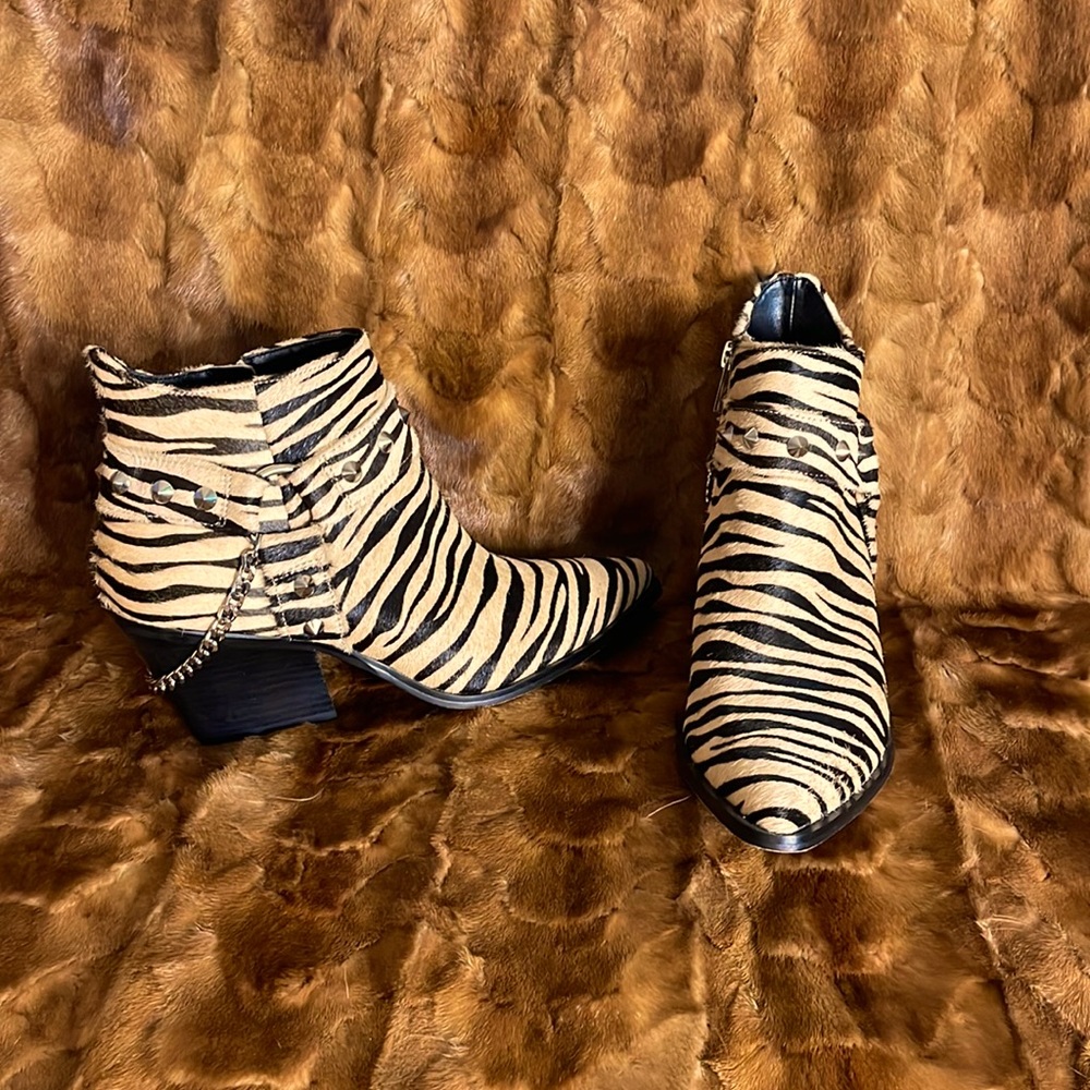 Ankle cowgirl boot.  100% Genuine Cow Hair, in a Zebra print.